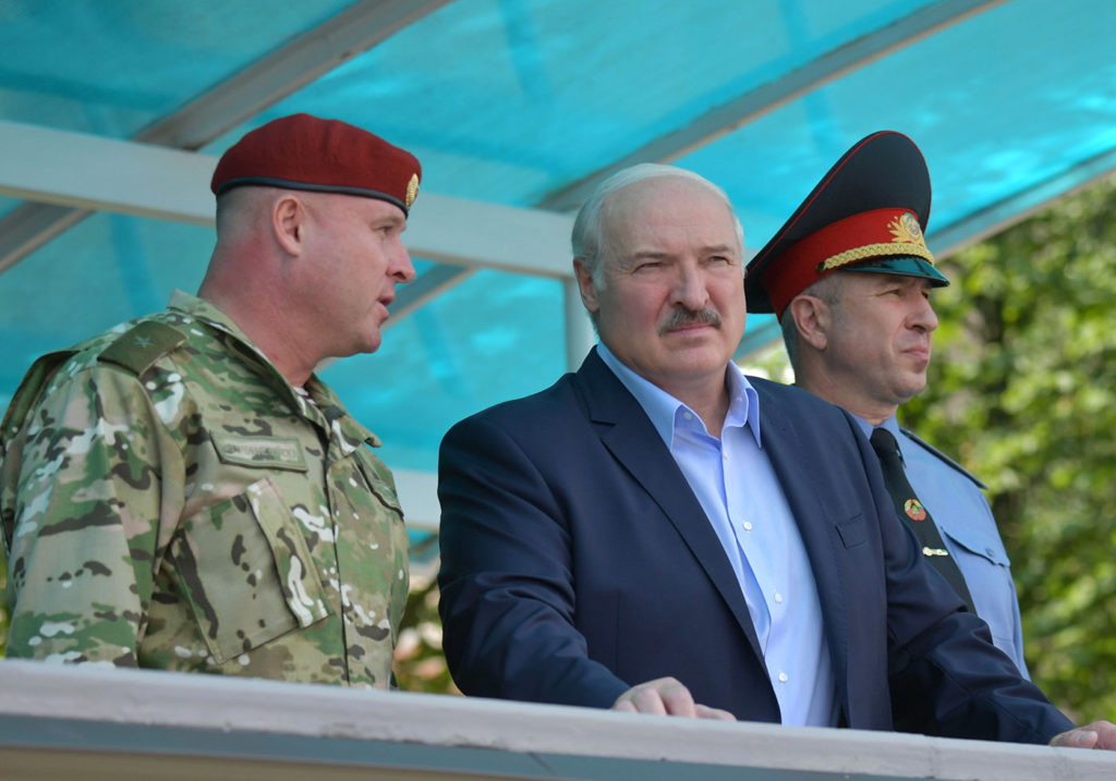Юрий Караев (справа) во время посещения войсковой части 3214 внутренних войск МВД