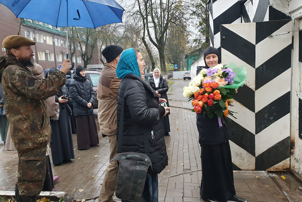 Сторонники Сергия Агеева встречают его у ворот Псковского СИЗО