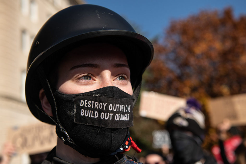Сторонник движения Black Lives Matter на митинге