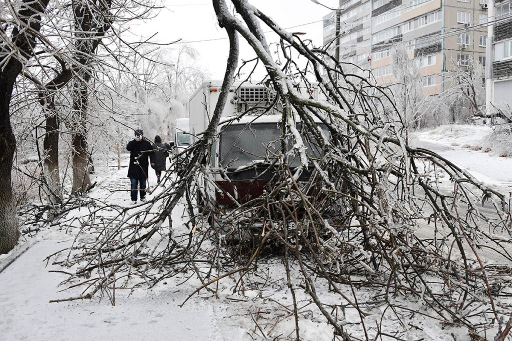 Последствия ледяного дождя во Владивостоке