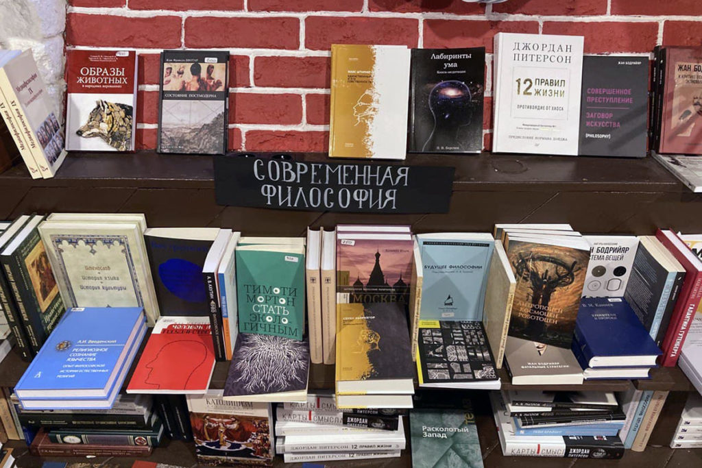 Интерьер книжного магазина «Листва»