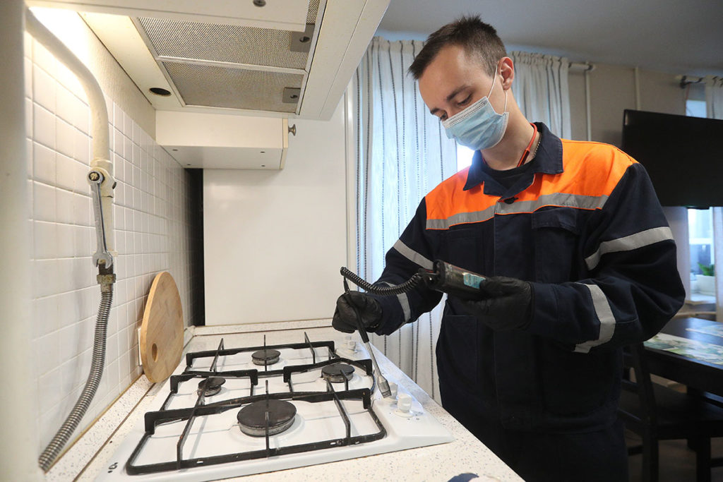 Проверка газового оборудования сотрудником "Мосгаза" в квартире жилого дома